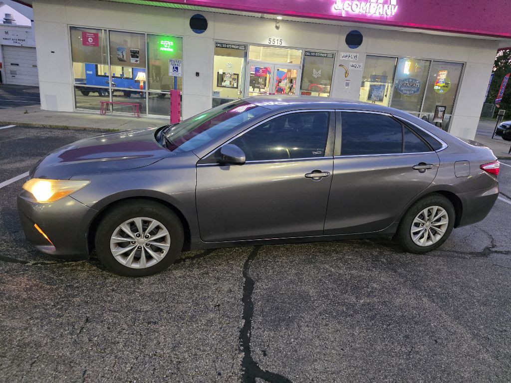 2016 Toyota Camry Image 17