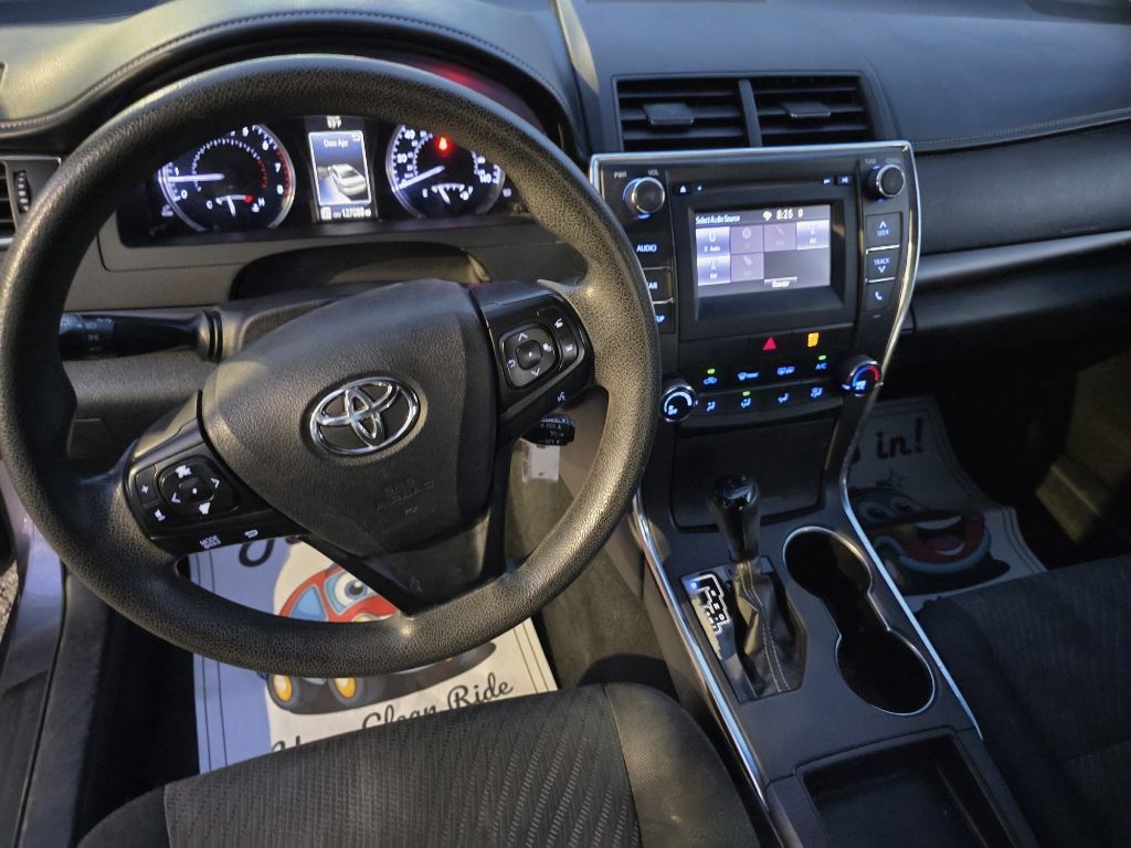 2016 Toyota Camry Image 18