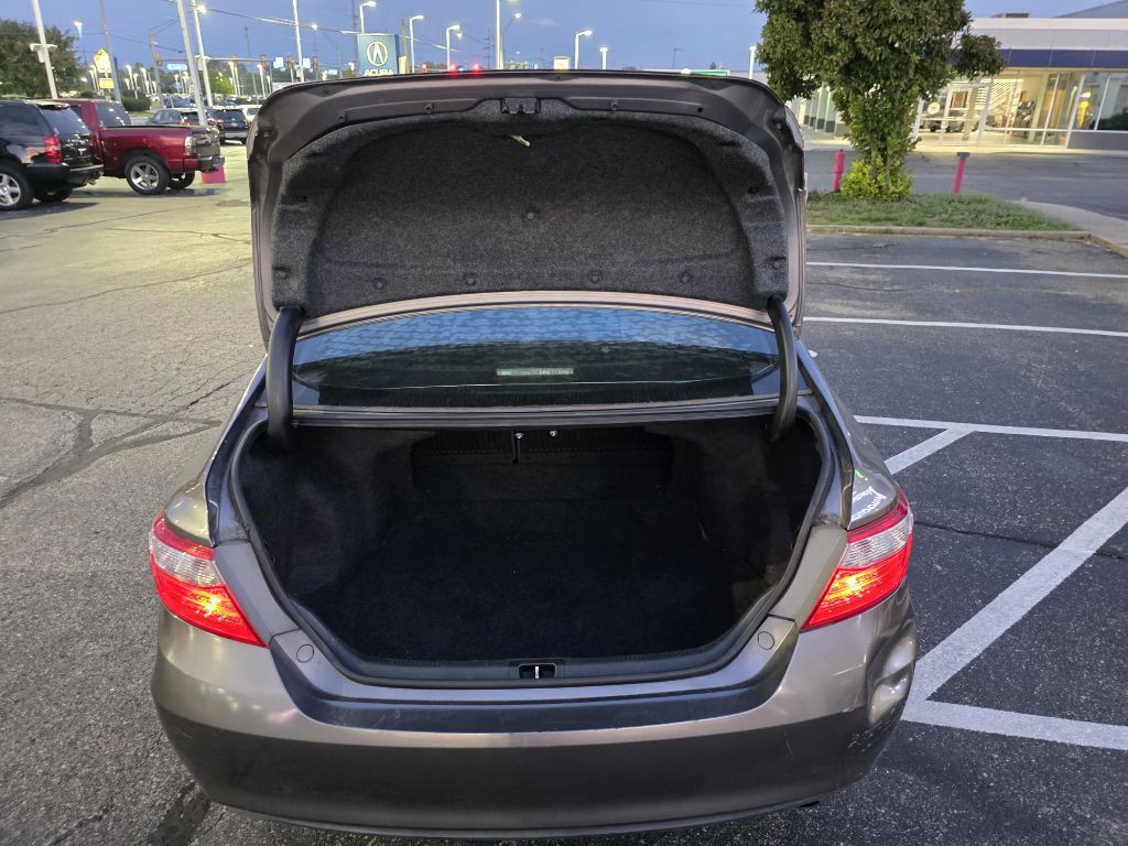 2016 Toyota Camry Image 22