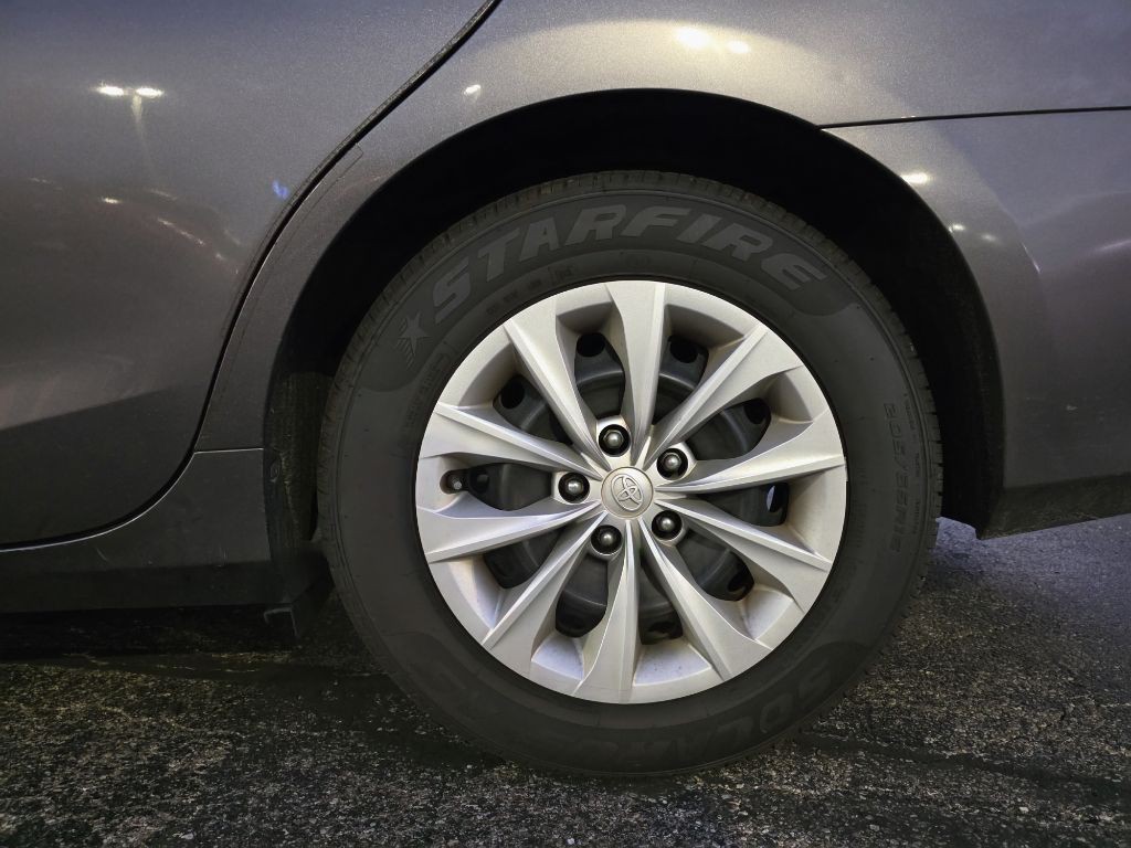 2016 Toyota Camry Image 24