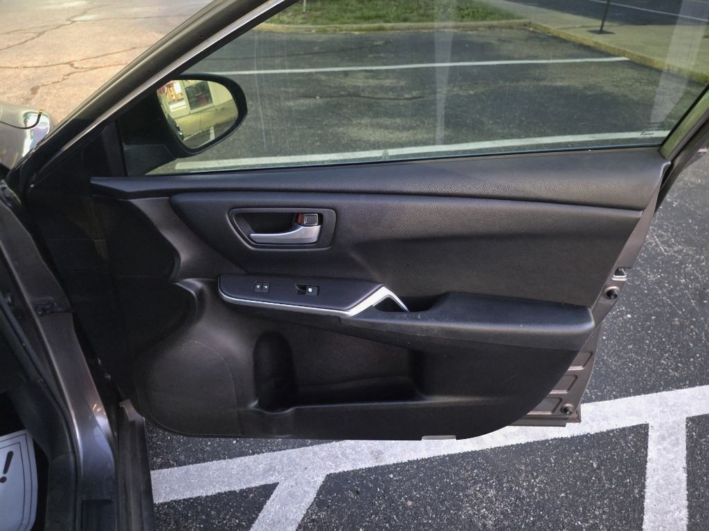 2016 Toyota Camry Image 39