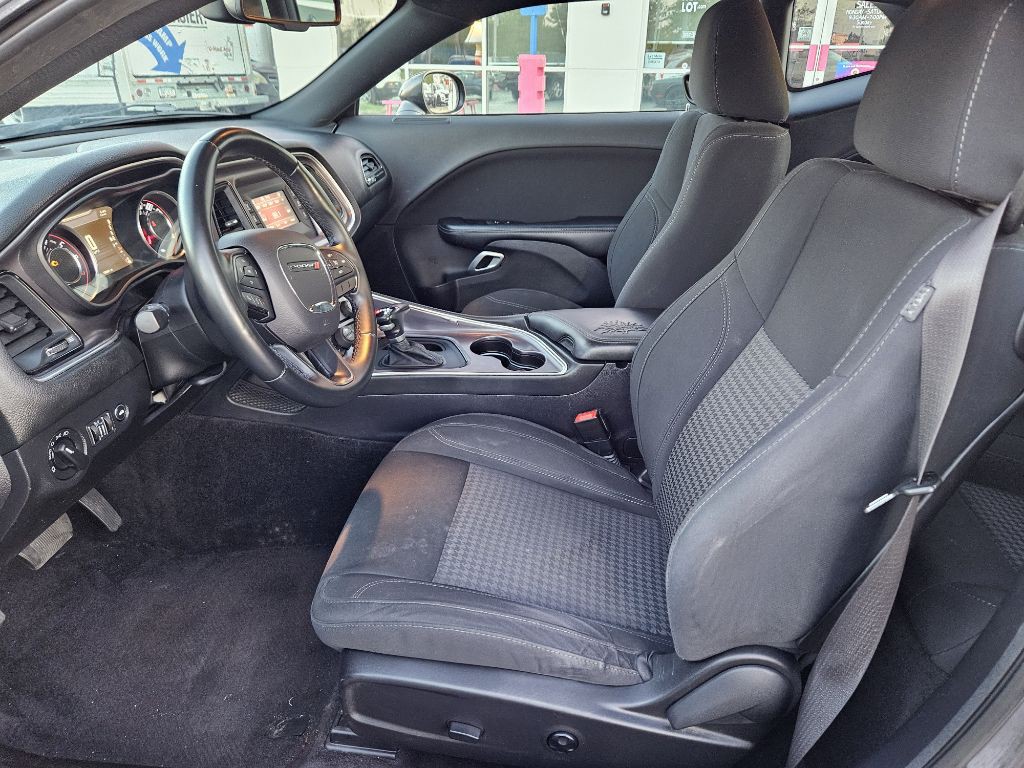 2016 Dodge Challenger Image 11