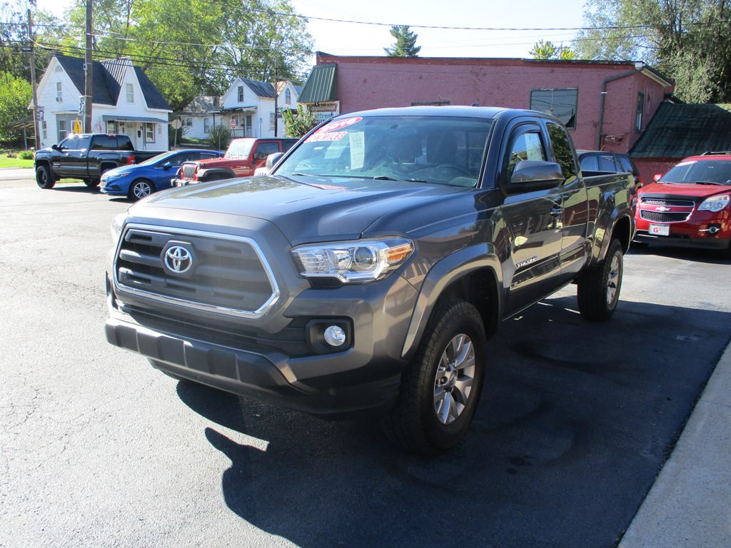 2016 Toyota Tacoma Image 2