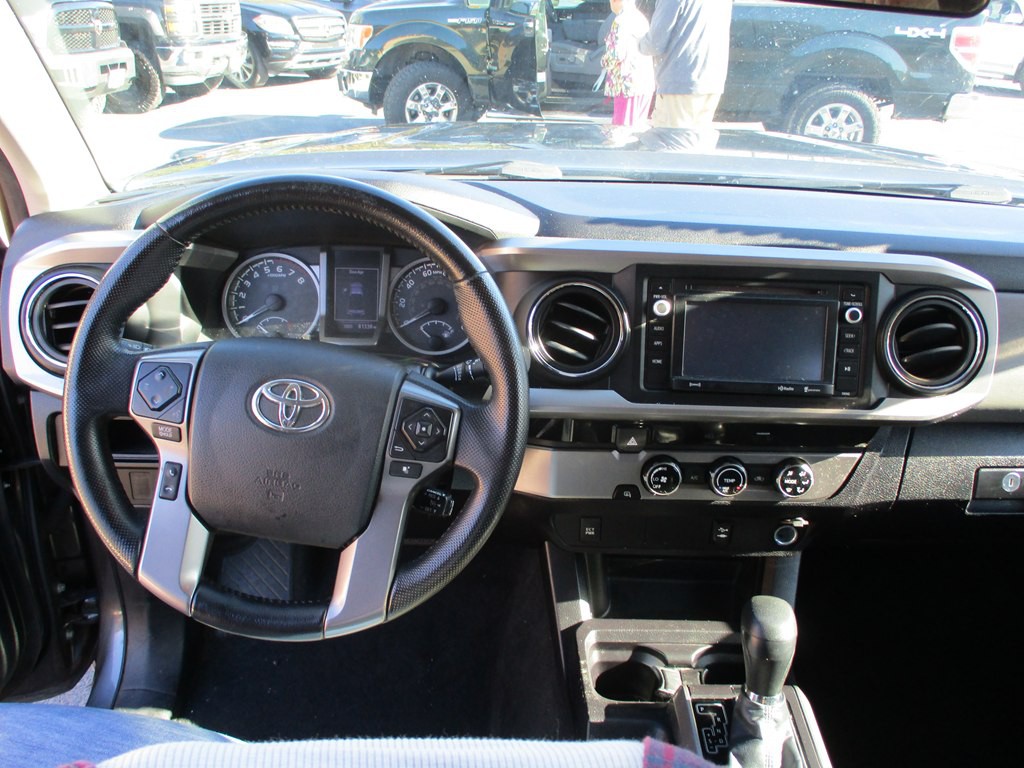 2016 Toyota Tacoma Image 12