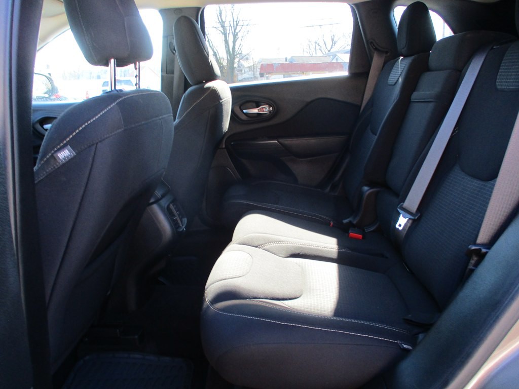 2016 Jeep Cherokee Image 11