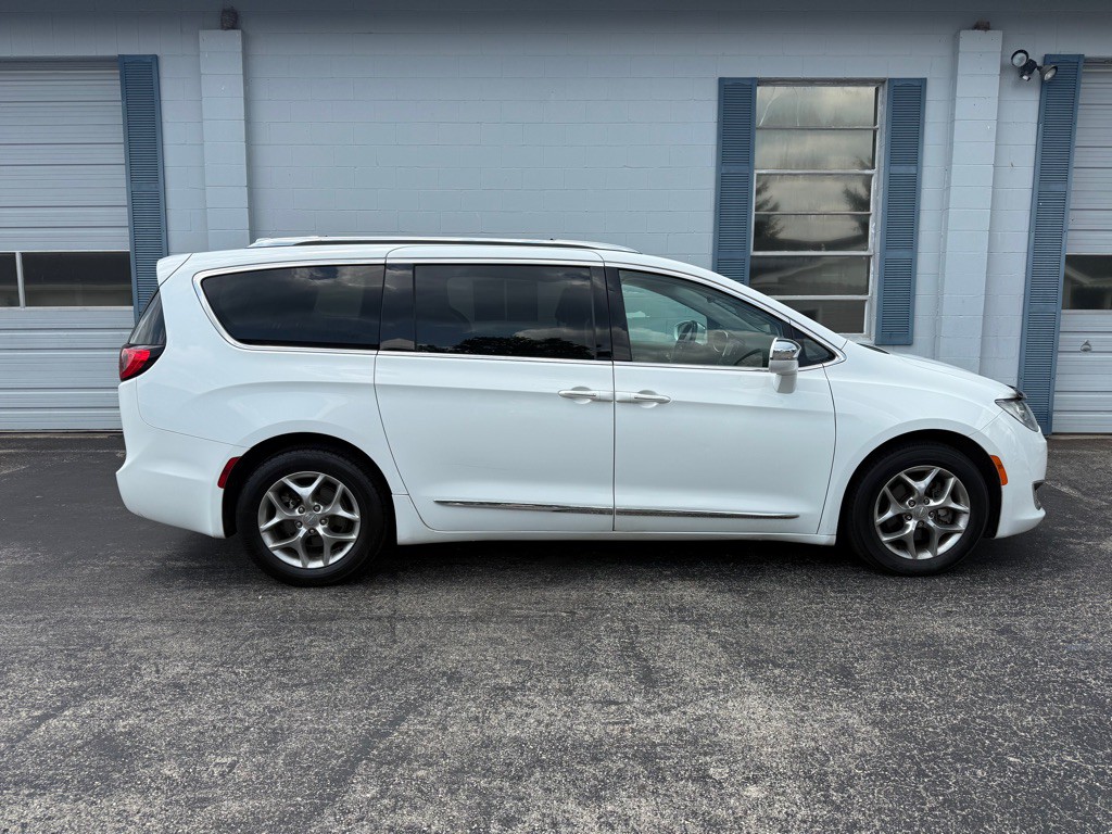 2018 Chrysler Pacifica Image 7