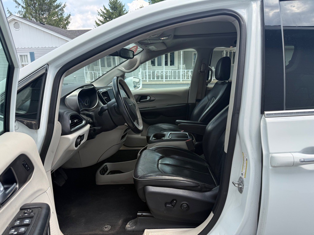 2018 Chrysler Pacifica Image 8