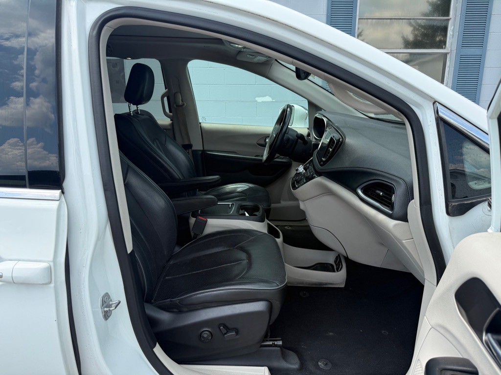 2018 Chrysler Pacifica Image 11