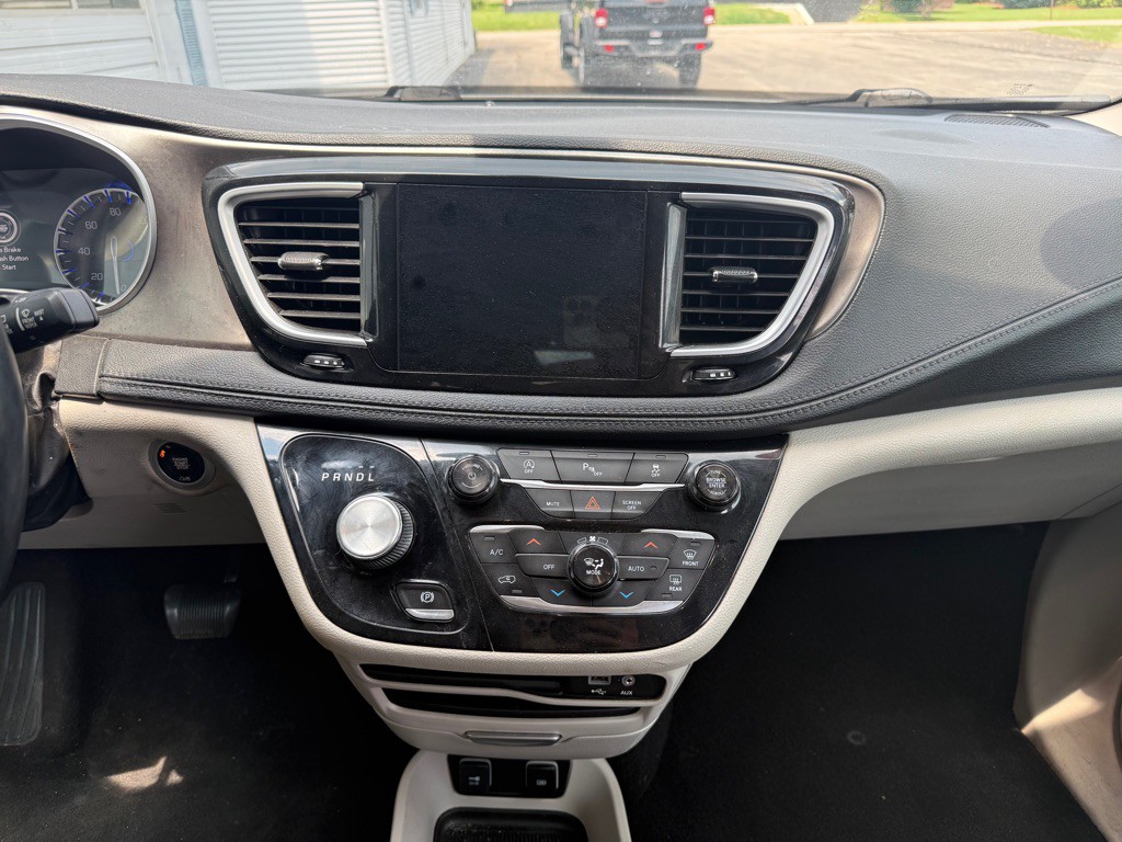 2018 Chrysler Pacifica Image 12