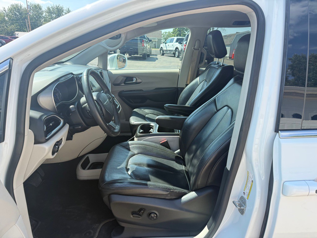 2022 Chrysler Pacifica Image 8