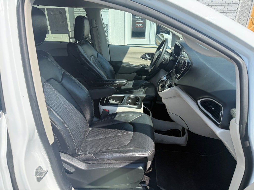 2022 Chrysler Pacifica Image 12
