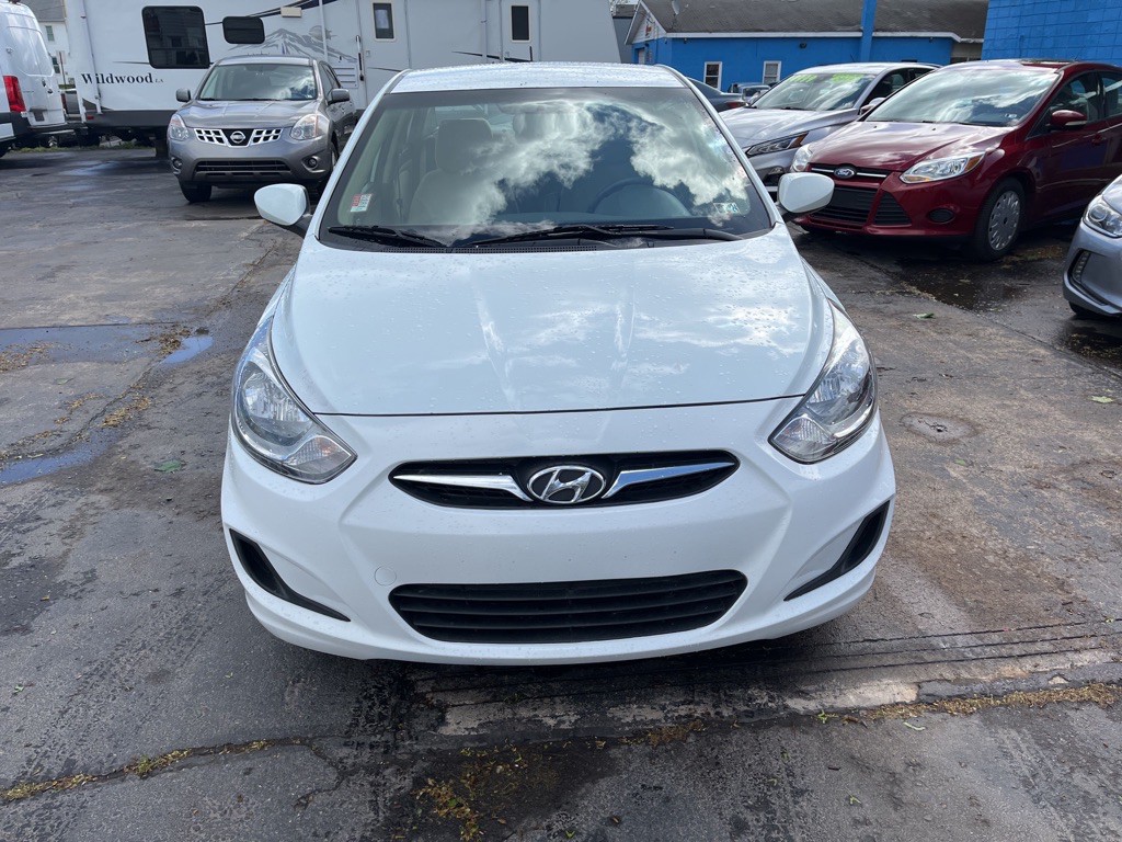 2013 Hyundai Accent Image 2