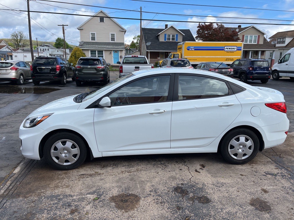 2013 Hyundai Accent Image 3