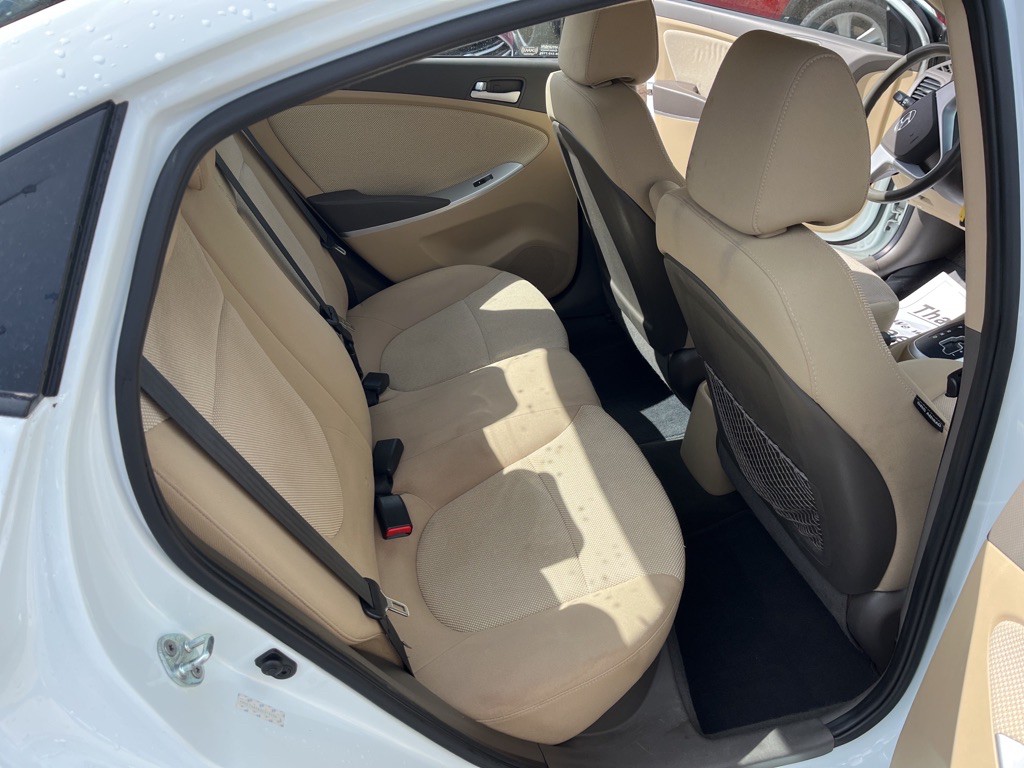 2013 Hyundai Accent Image 8