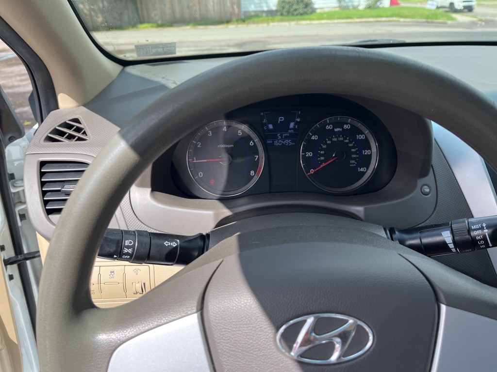 2013 Hyundai Accent Image 10