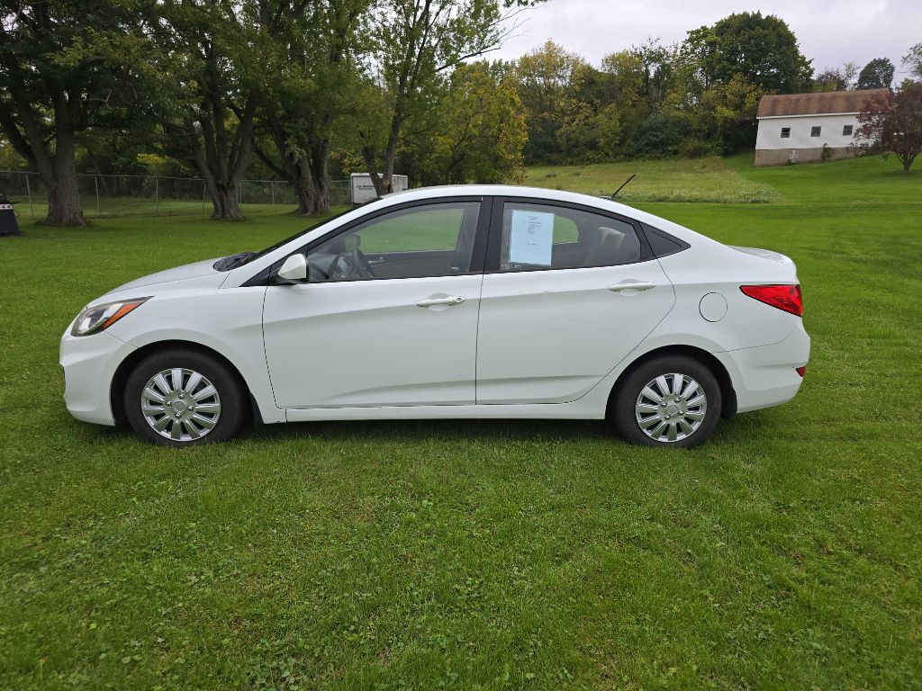 2013 Hyundai Accent Image 1