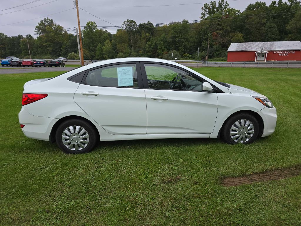 2013 Hyundai Accent Image 2