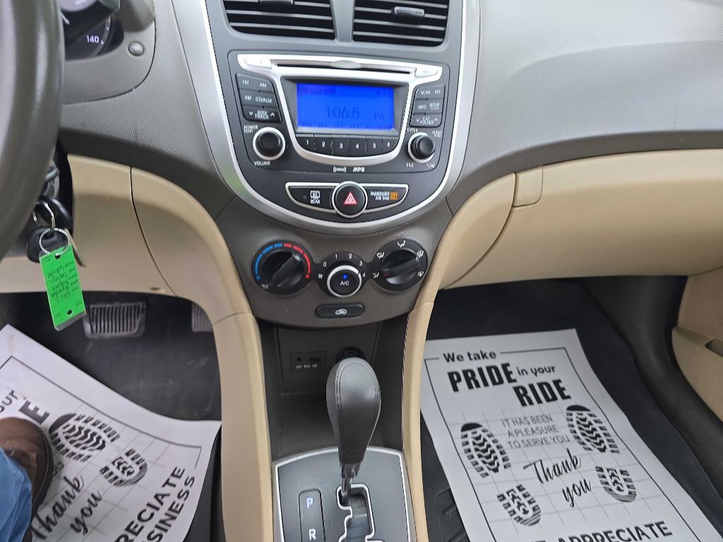 2013 Hyundai Accent Image 9