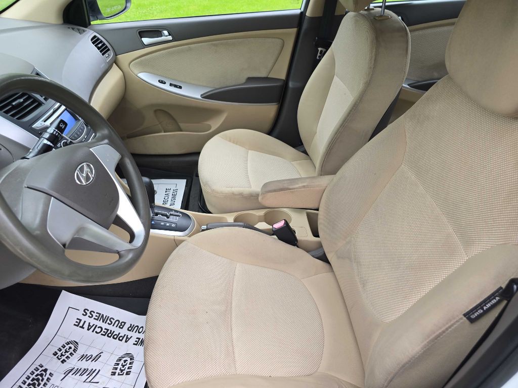 2013 Hyundai Accent Image 10