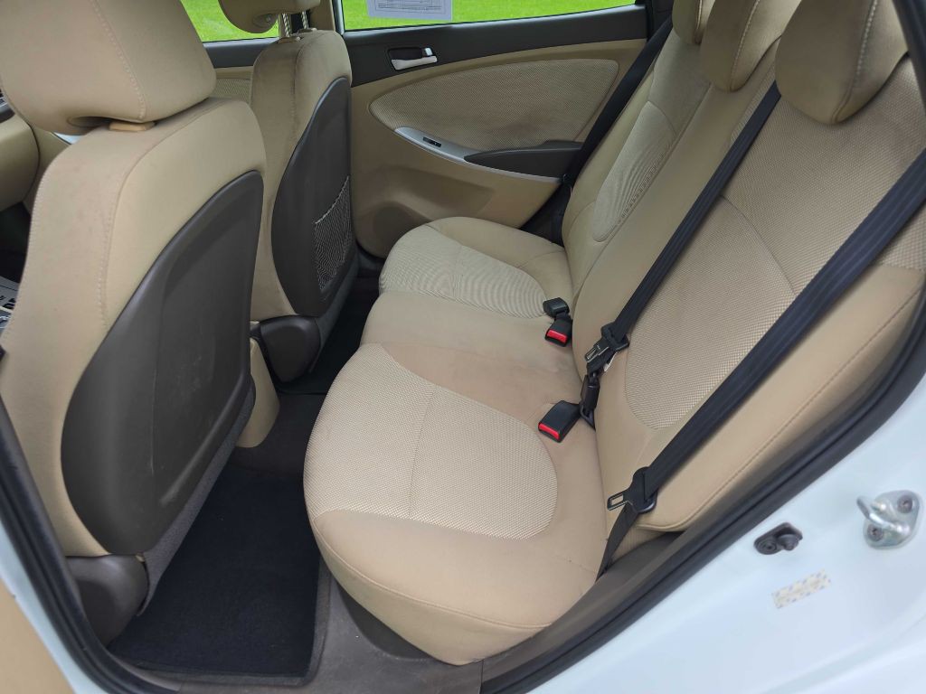 2013 Hyundai Accent Image 11