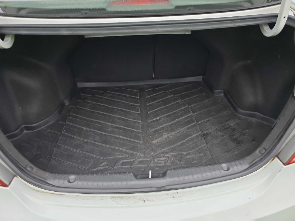 2013 Hyundai Accent Image 12
