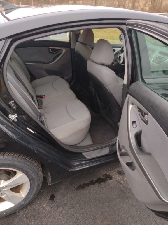 2012 Hyundai Elantra Image 16