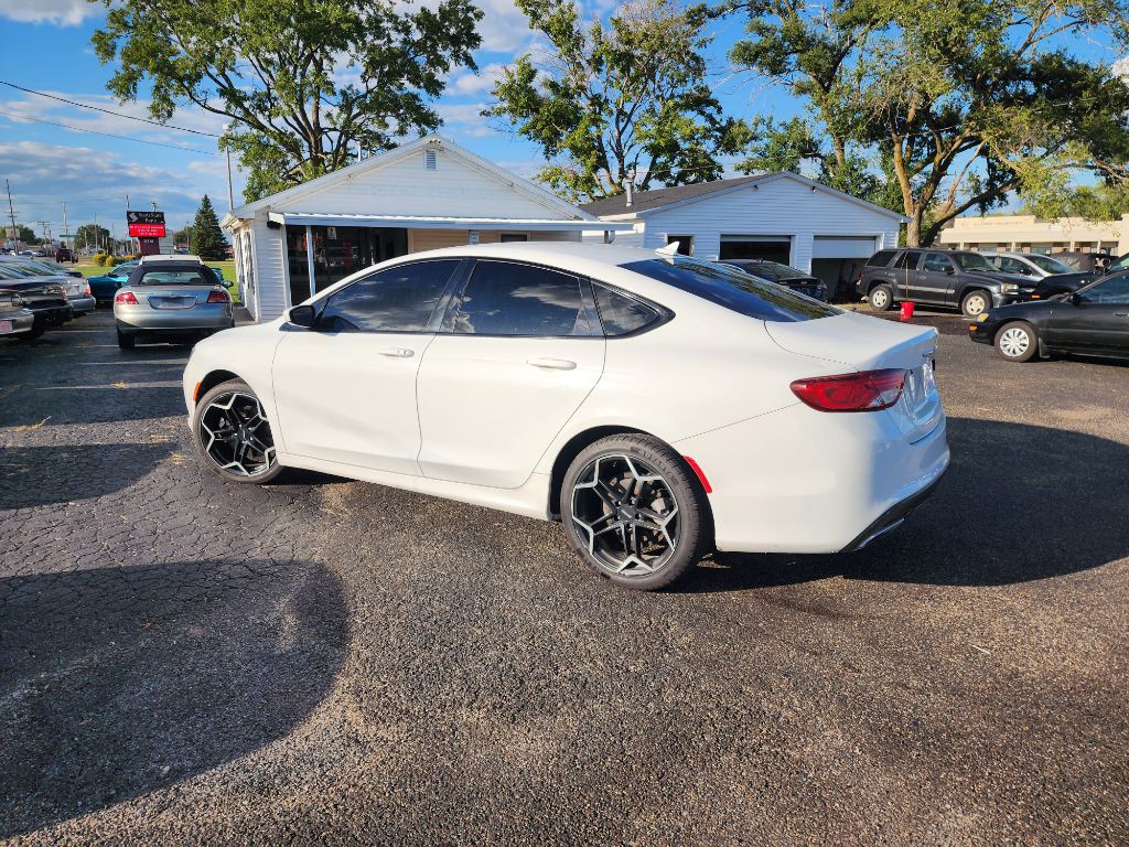 2015 Chrysler 200 Image 9