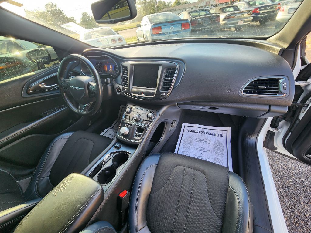 2015 Chrysler 200 Image 14