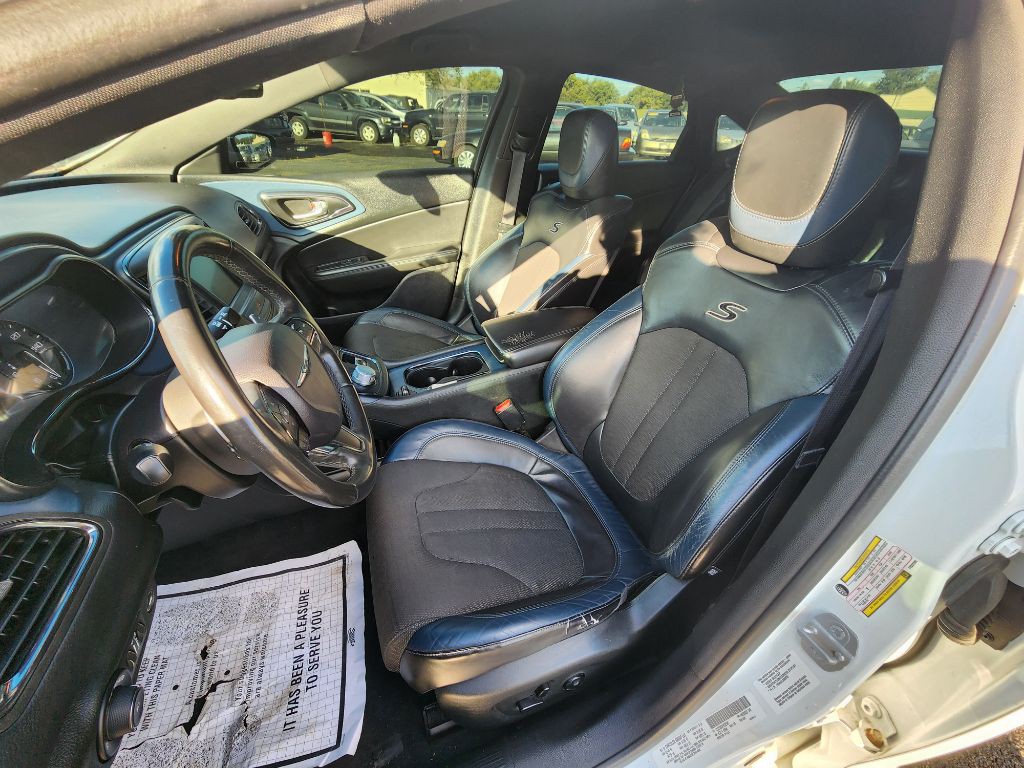 2015 Chrysler 200 Image 15
