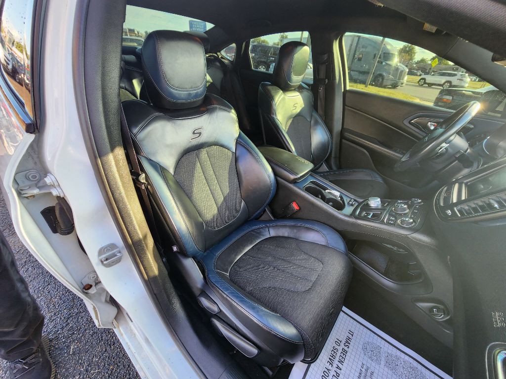 2015 Chrysler 200 Image 17
