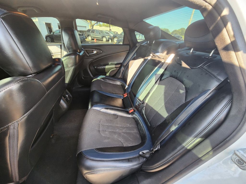 2015 Chrysler 200 Image 18
