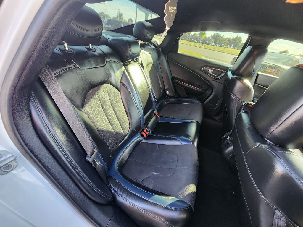 2015 Chrysler 200 Image 20