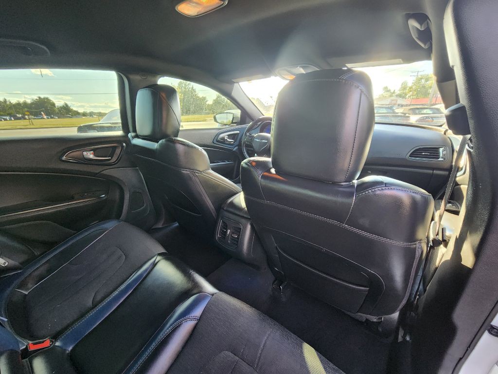 2015 Chrysler 200 Image 21