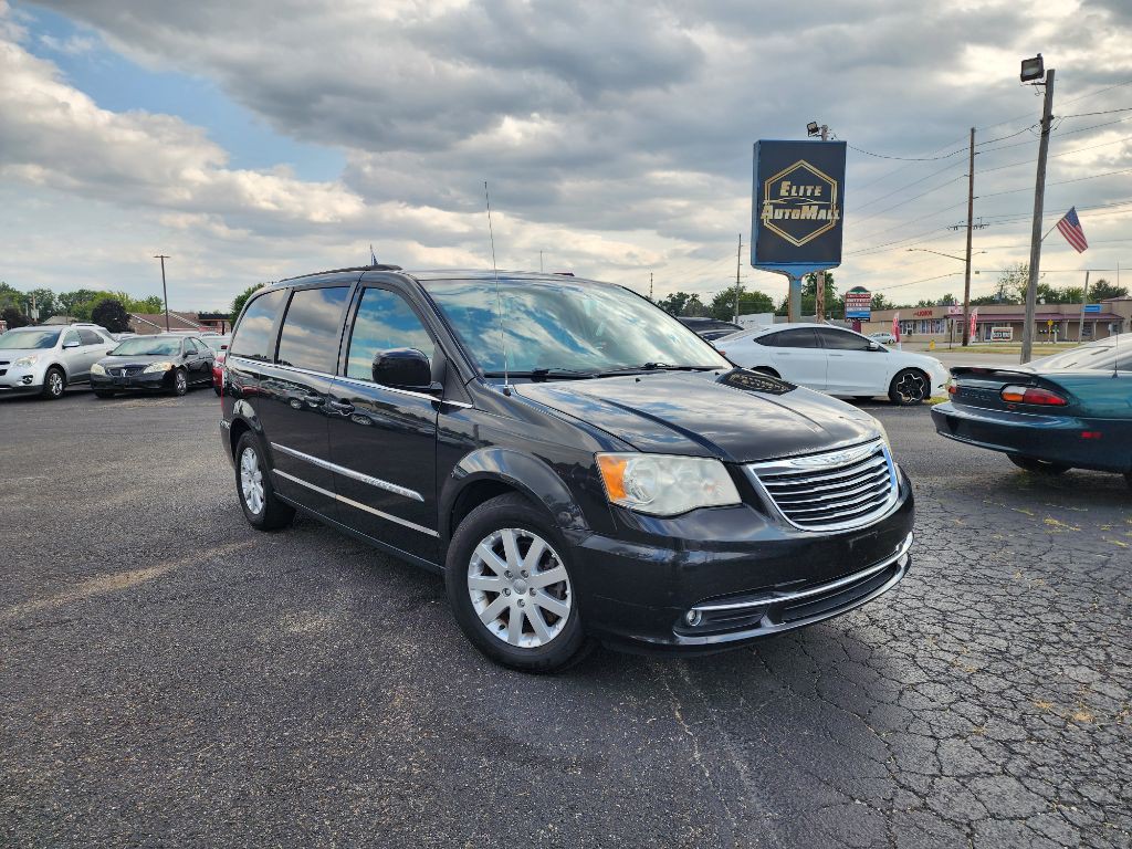2013 Chrysler Town & Country Image 1