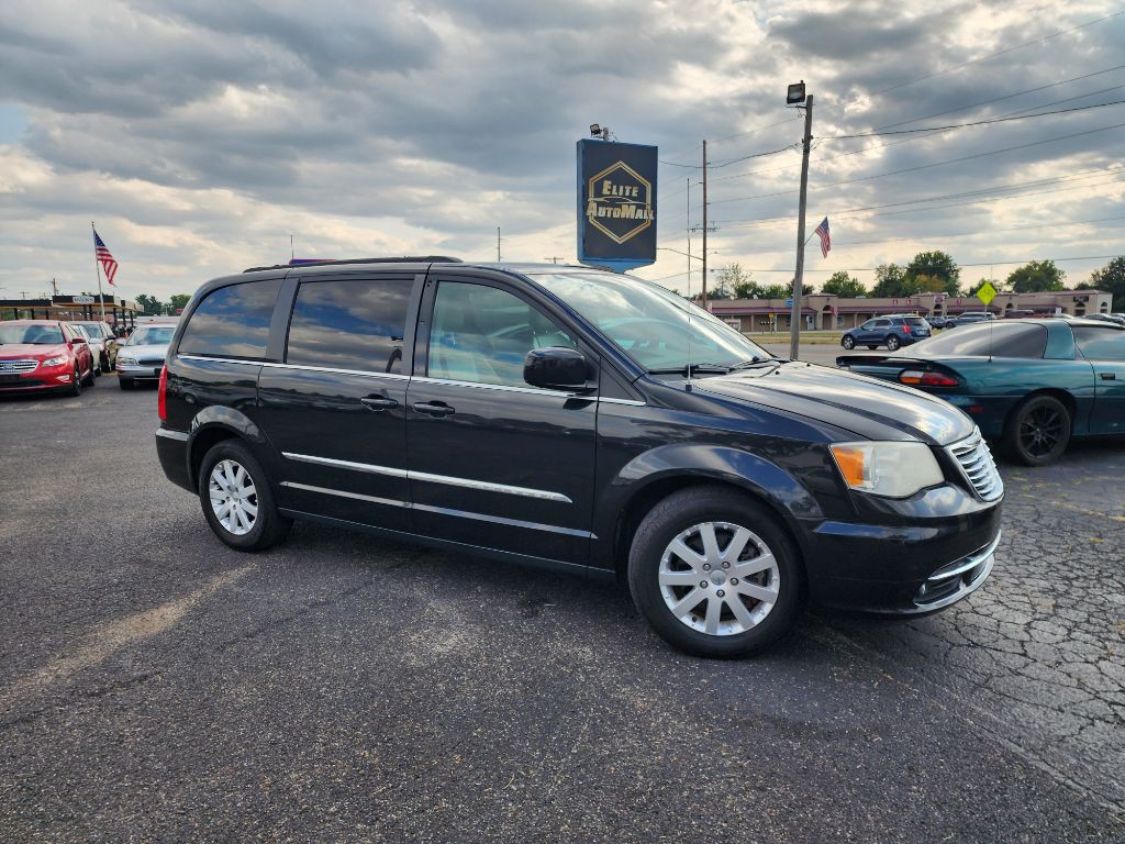 2013 Chrysler Town & Country Image 2