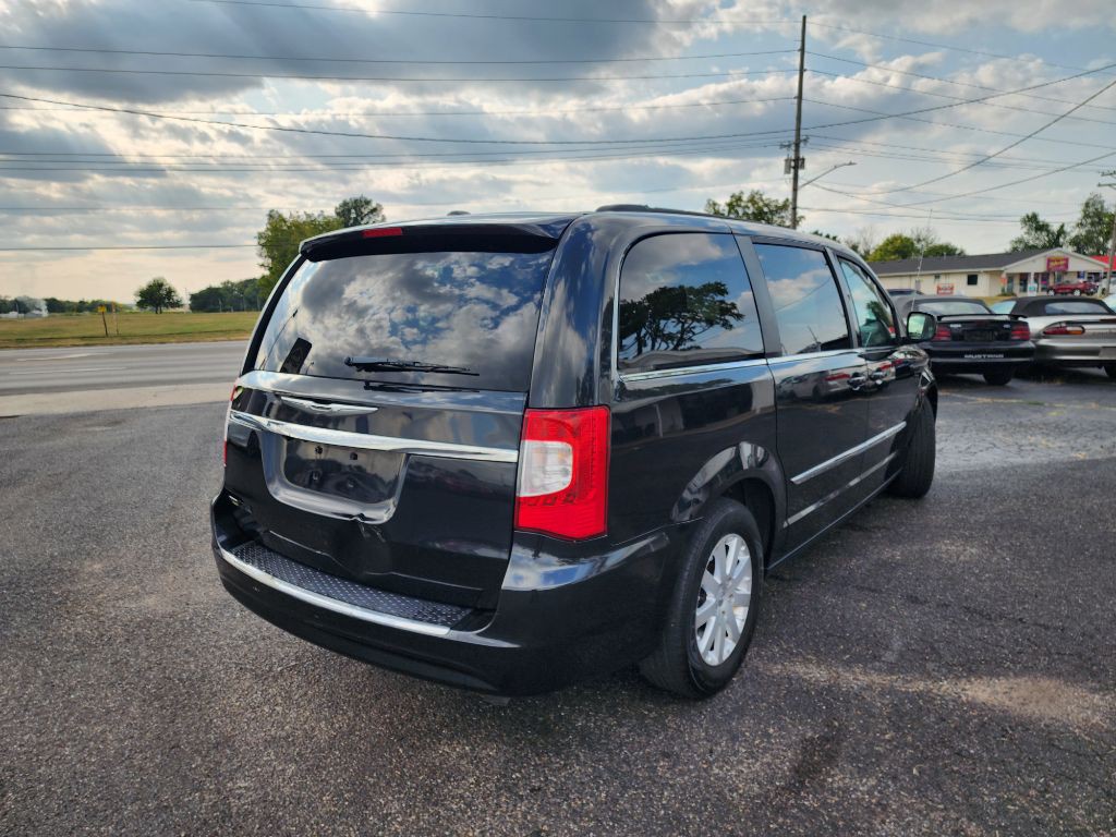 2013 Chrysler Town & Country Image 3