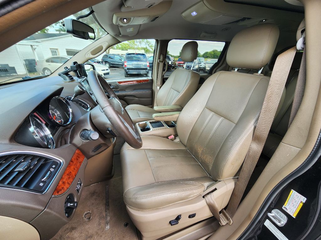 2013 Chrysler Town & Country Image 14