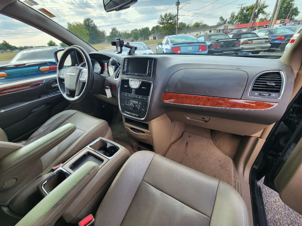 2013 Chrysler Town & Country Image 15