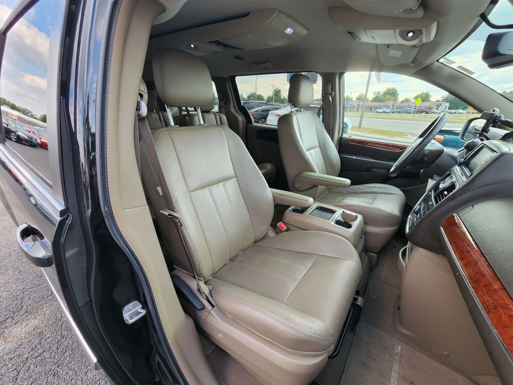 2013 Chrysler Town & Country Image 16
