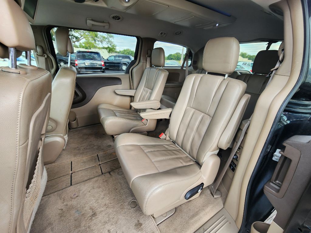 2013 Chrysler Town & Country Image 17