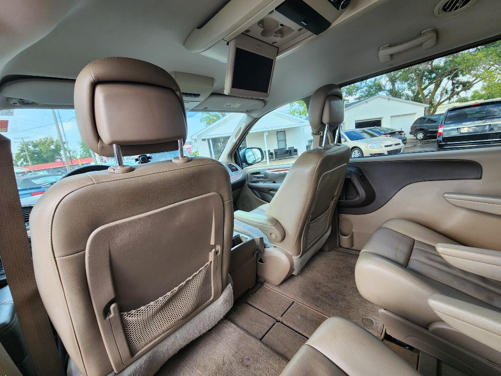2013 Chrysler Town & Country Image 18