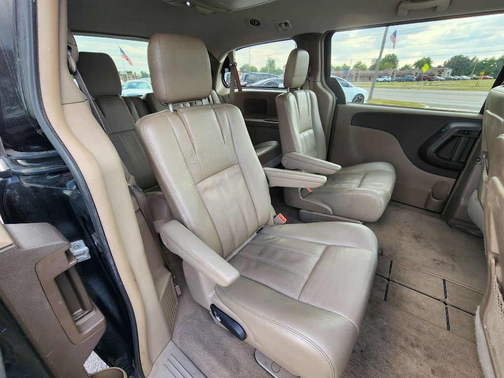2013 Chrysler Town & Country Image 19