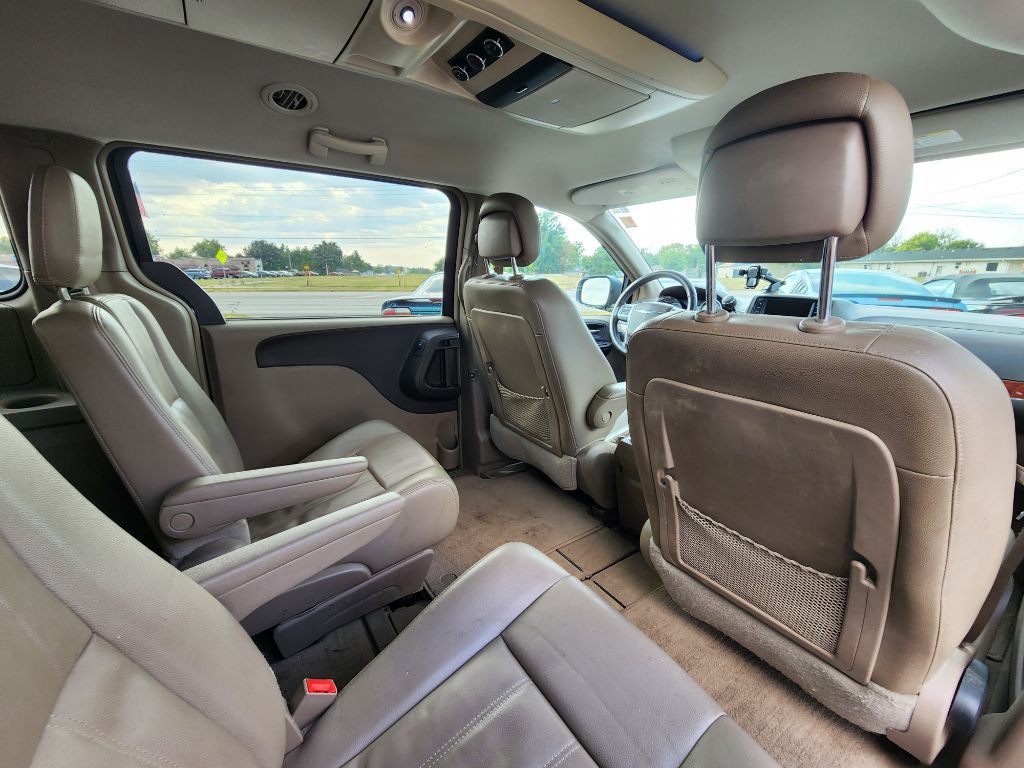 2013 Chrysler Town & Country Image 20