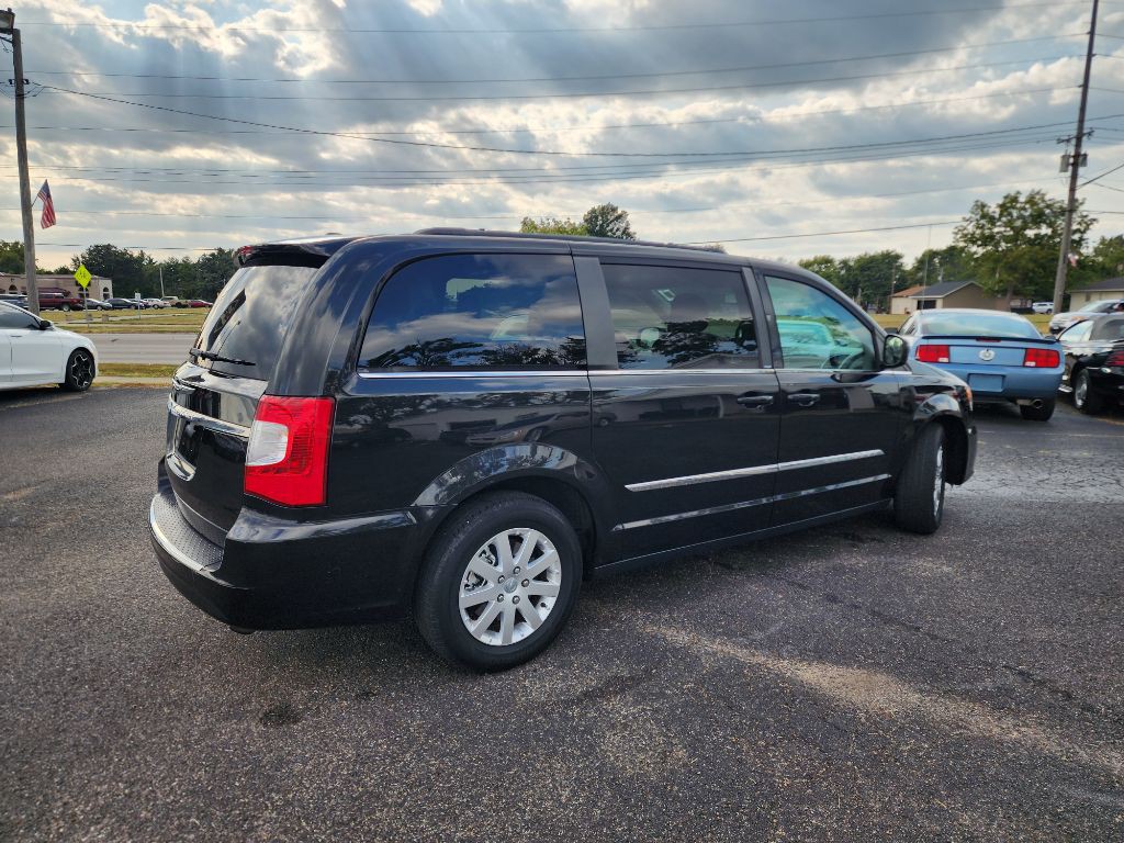 2014 Chrysler Town & Country Image 2
