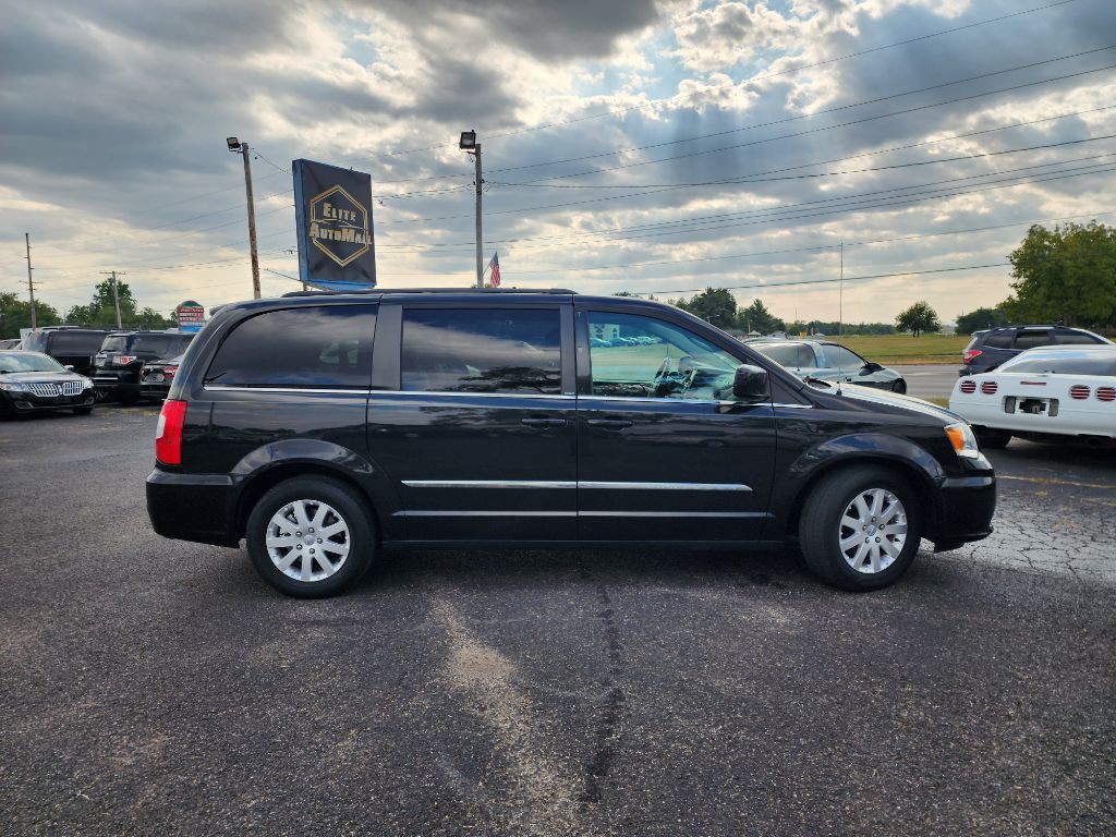 2014 Chrysler Town & Country Image 4