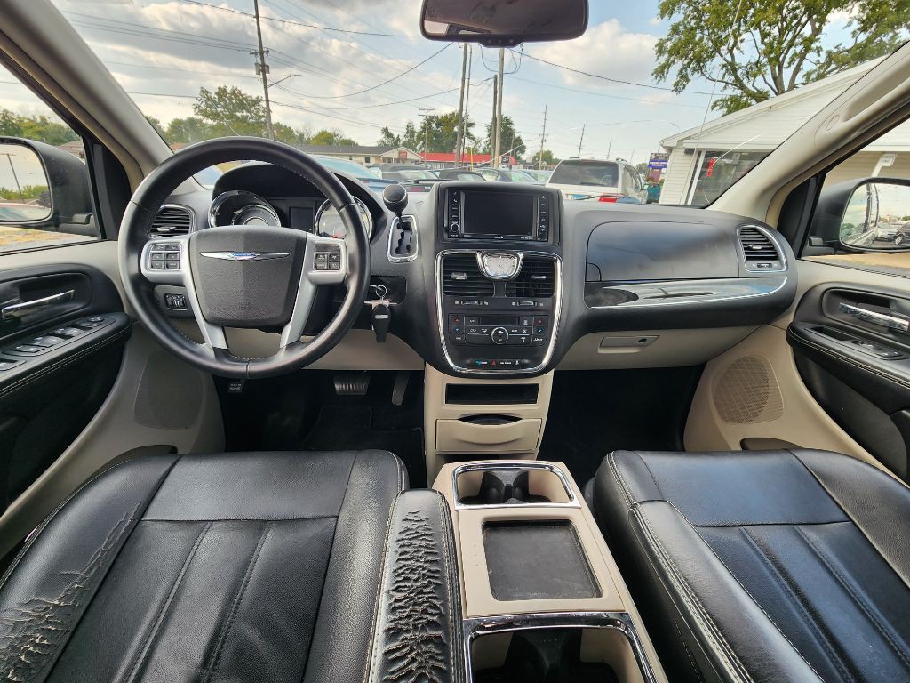 2014 Chrysler Town & Country Image 13