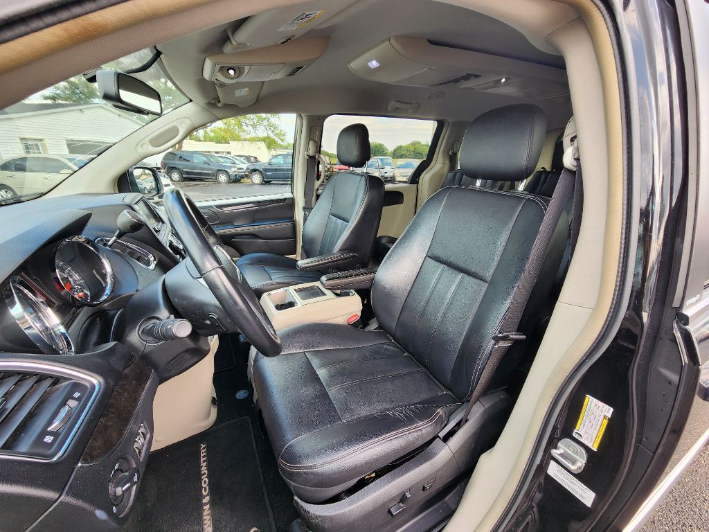2014 Chrysler Town & Country Image 14