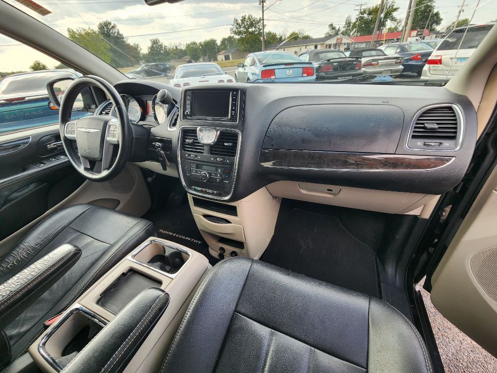 2014 Chrysler Town & Country Image 15
