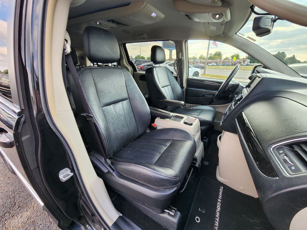 2014 Chrysler Town & Country Image 16