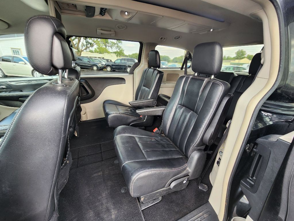 2014 Chrysler Town & Country Image 17